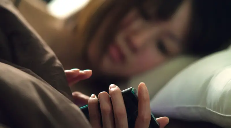 Tidur Dekat Smartphone