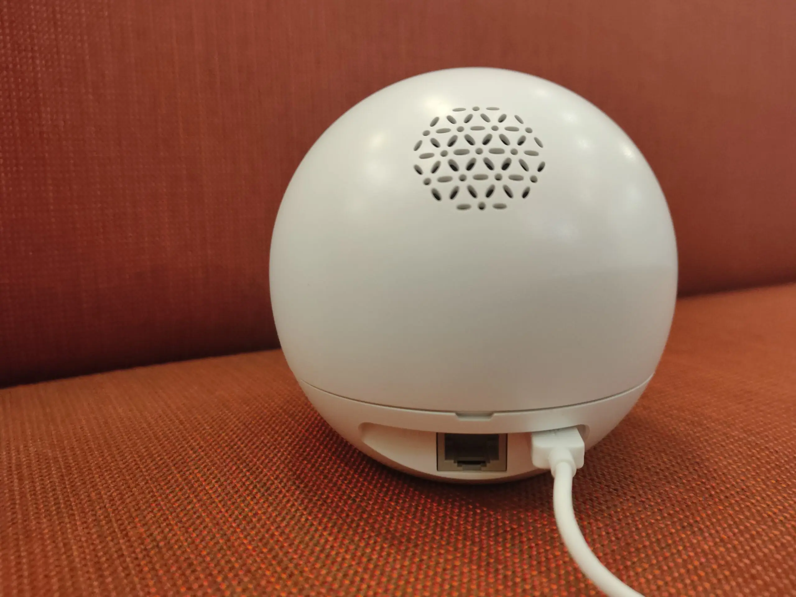 Review EZVIZ C6, Kamera Pengawas Berbasis Teknologi AI dan Fitur Lengkap 3 EZVIZ C6 - Bagian Belakang