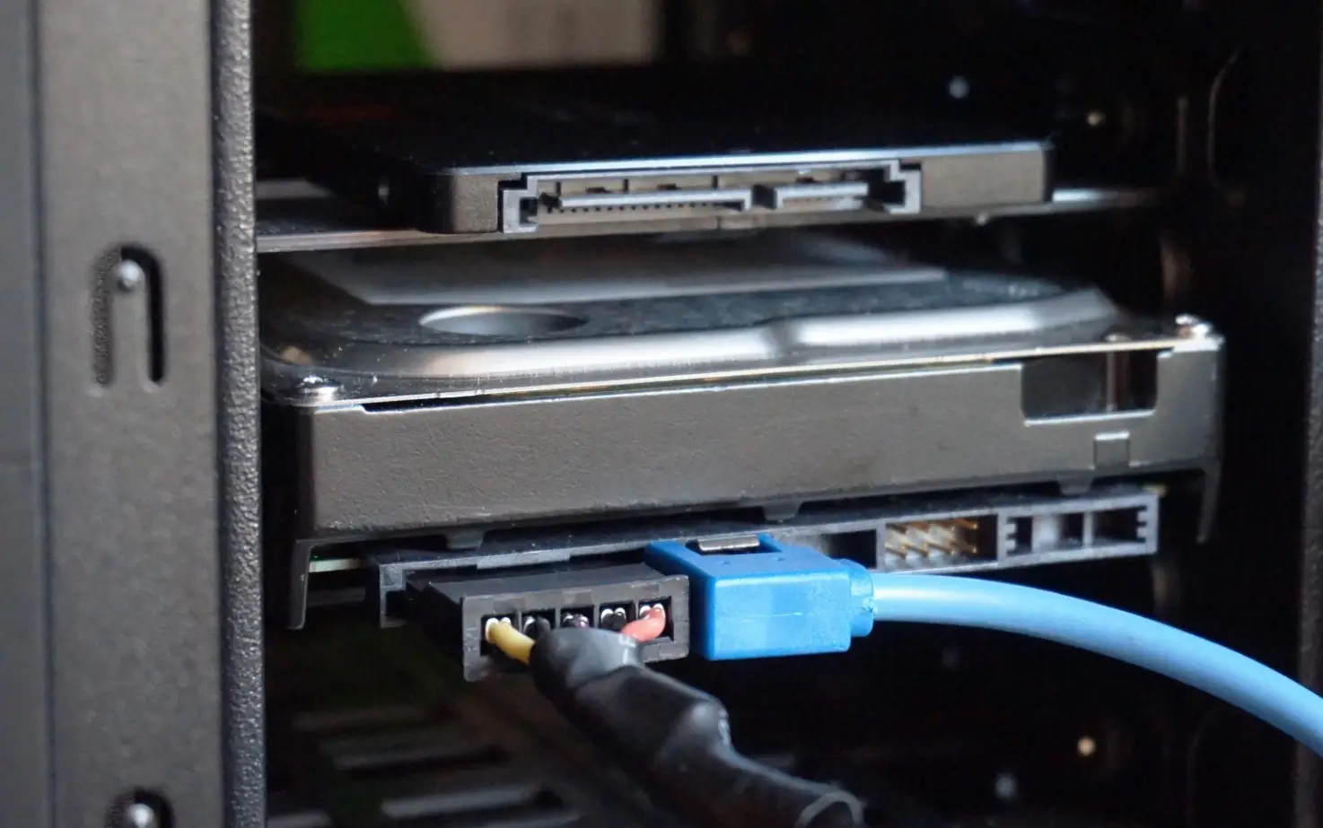 Cara Merakit Komputer Spesifikasi Minimalis untuk Pemula 7 Install SSD di Casing