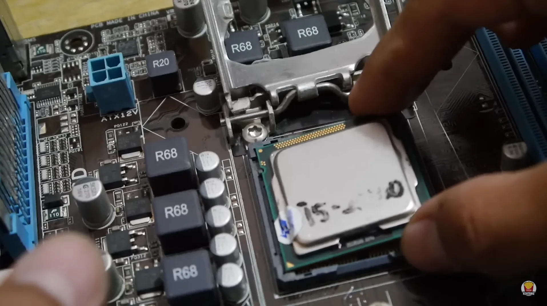 Cara Merakit Komputer Spesifikasi Minimalis untuk Pemula 2 Memasang Prosesor